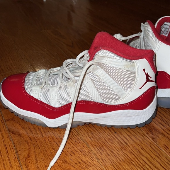 Gently used Jordans varsity red youth size 1.5Y. - Picture 4 of 5